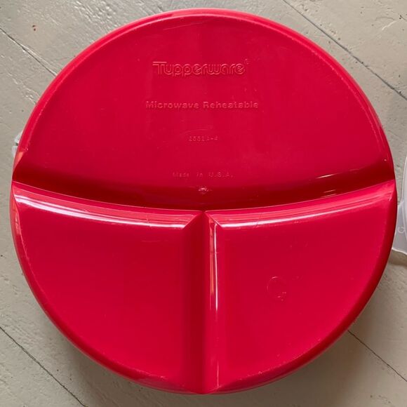 Tupperware set of 2 pink Munchkids divided plate with lids snack lunch school - Picture 4 of 11